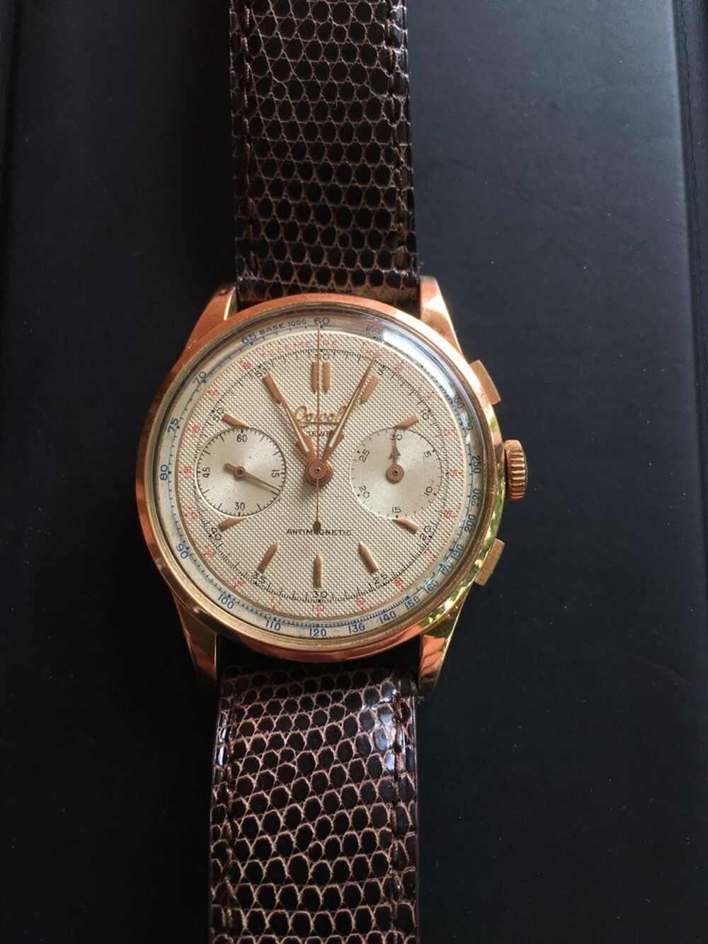 Montre chrono m&eacute;canique en or massif, ann&eacute;es 50, Ogival Bijoux et montres