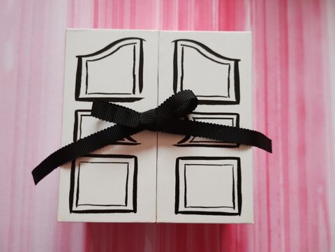 Boîte à bijoux La petite robe noire Guerlain 25 Villejuif (94)