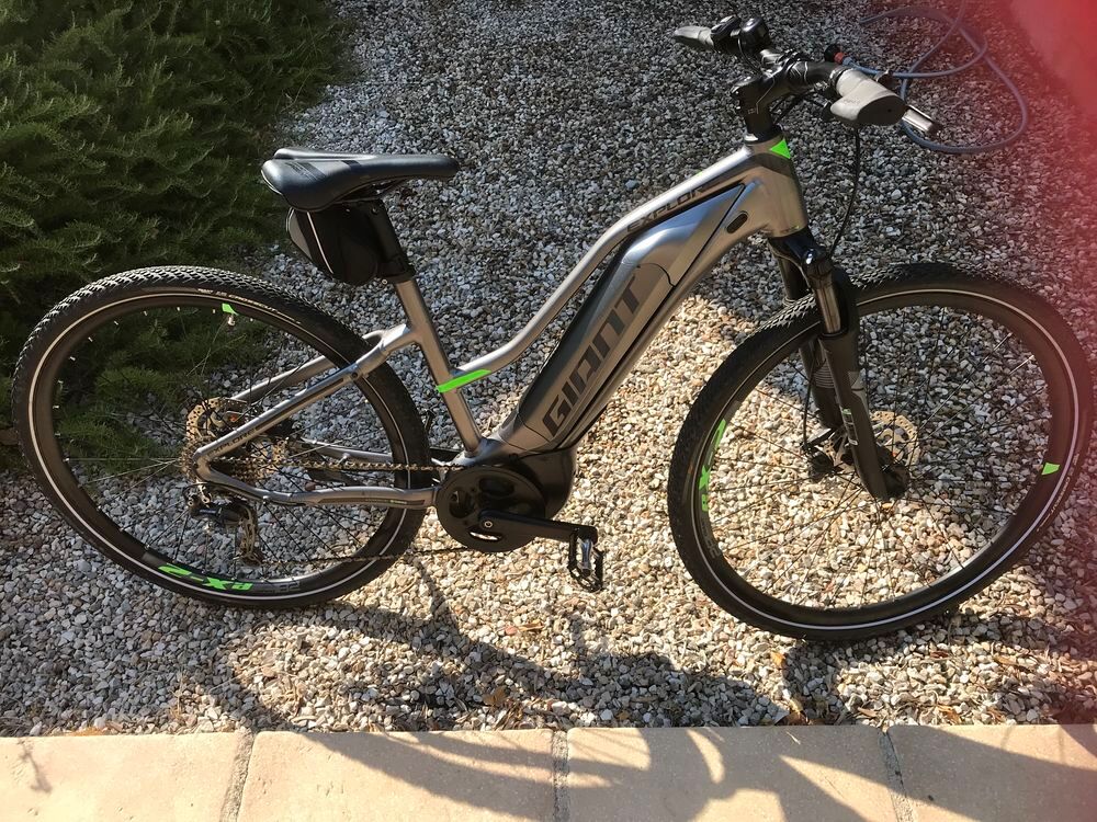 V&eacute;lo &eacute;lectrique Marque GIANT taille S tr&egrave;s peu servi Vélos