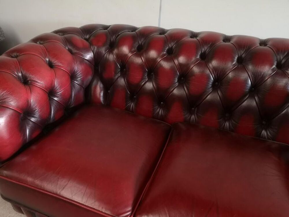 Canap&eacute; chesterfield cuir rouge trois places Meubles