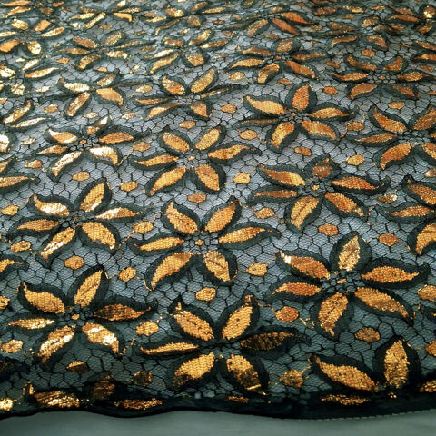 Tissu fleur dorée tulle noir 92x90 Nimes (30)