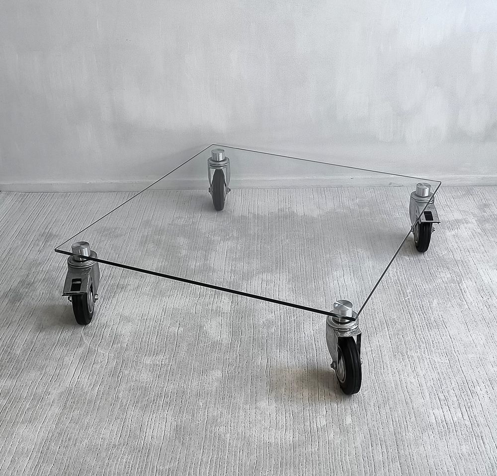 Belle table basse design en verre &agrave; roulettes Meubles