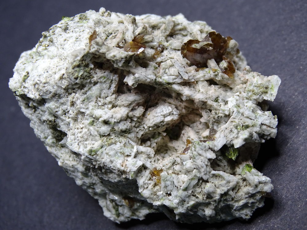 Cristaux de Titanite avec Orthoclase Maroc 51gr 51 x 37 x 39 