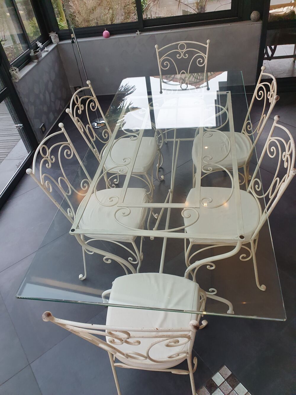 Table en fer forg&eacute; beige Meubles