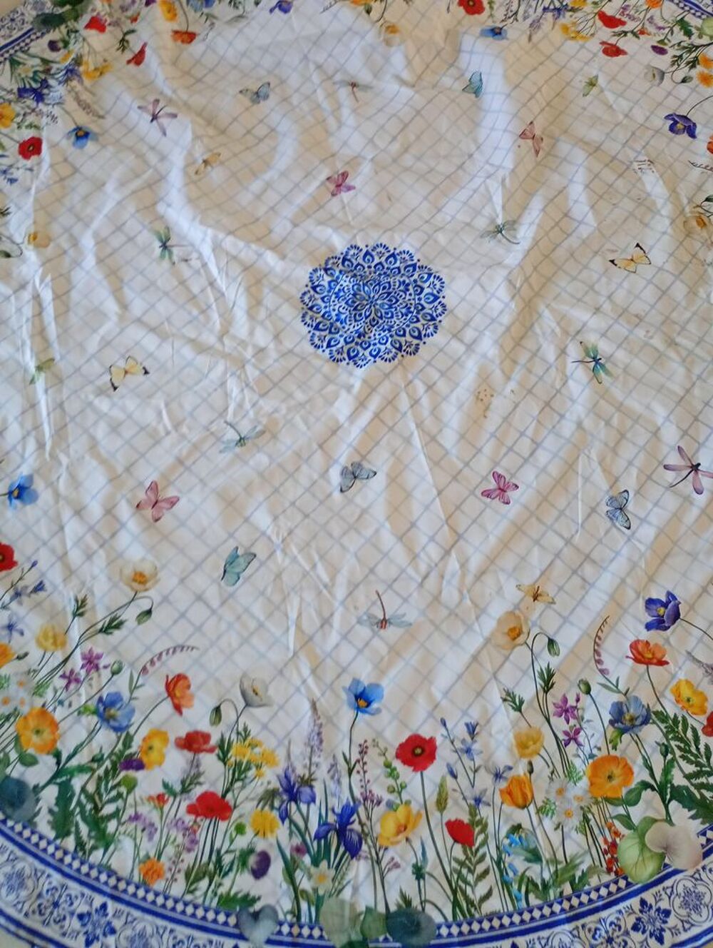 Nappe en tissue ronde tr&egrave;s bon &eacute;tat Décoration