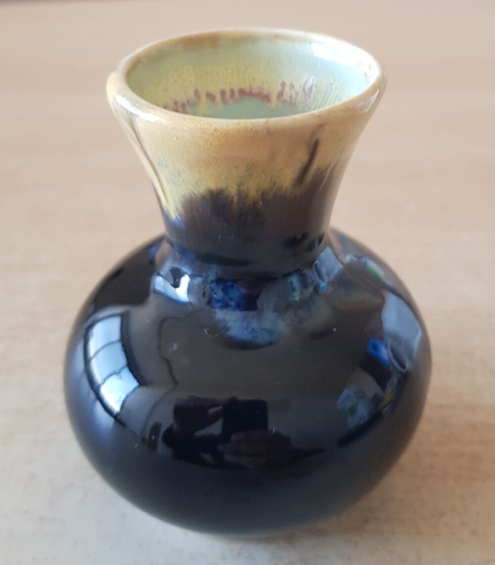 petit vase en c&eacute;ramique aspect gr&egrave;s flamm&eacute; 
noir bleu cr&egrave;me 