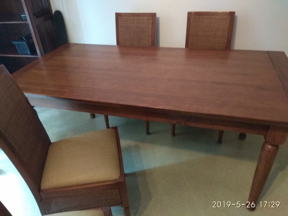Table &agrave; rallonges en bois style exotique , + 4 chaises Meubles