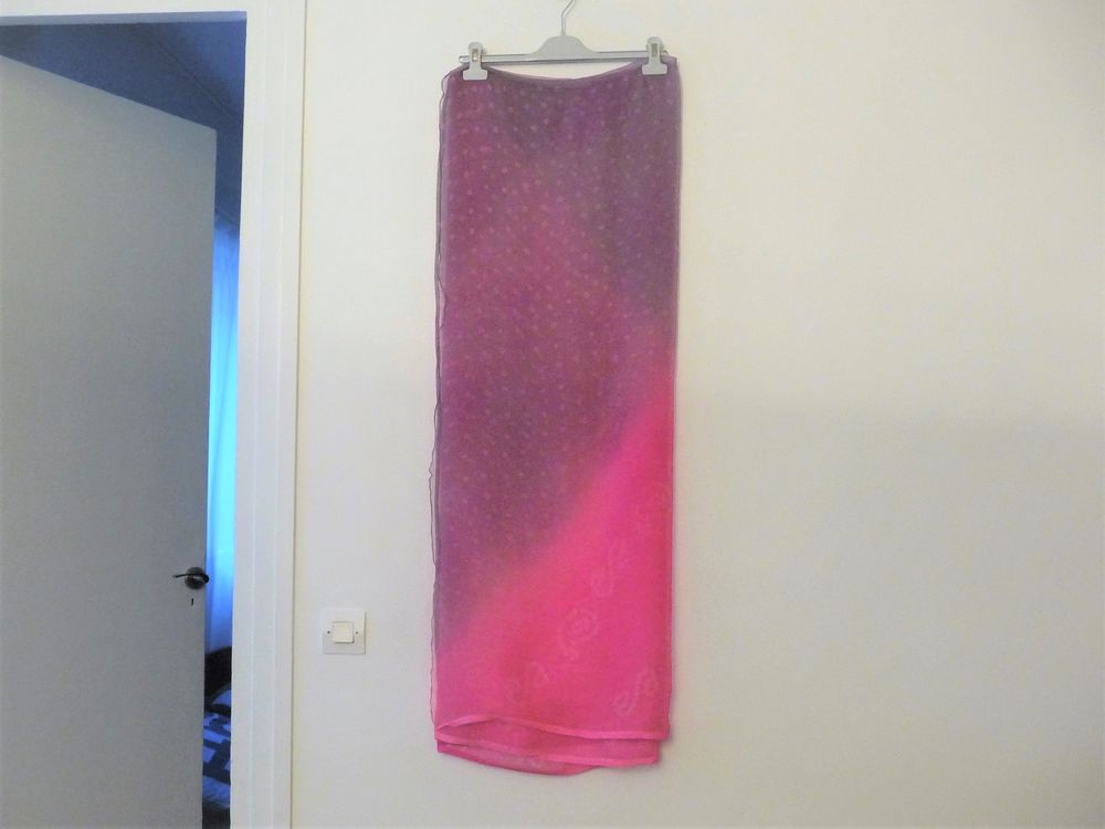 Grand Foulard/ Par&eacute;o Rectangulaire Gris et Rose Fuschia Vêtements