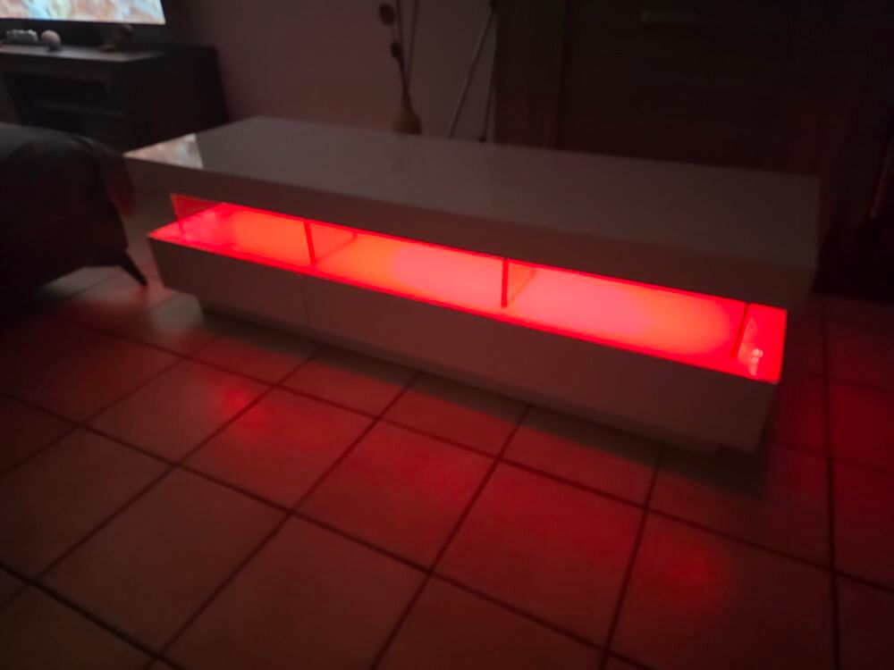 MEUBLE TV EN LAQU&Eacute; BLANC AVEC R&Eacute;TRO-&Eacute;CLAIRAGE Meubles