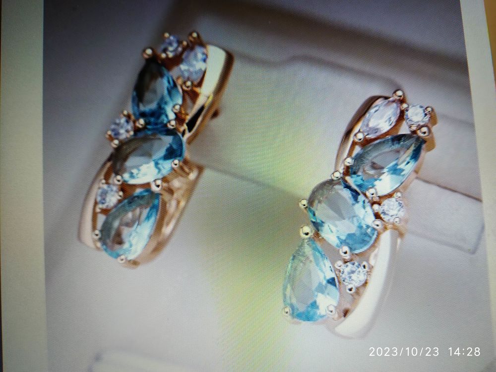 Boucles d'oreilles NEUVES en or poin&ccedil;onn&eacute; 14 K (=585) Bijoux et montres