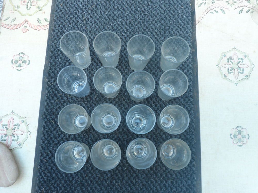 16 petits verres vintages hauteur 10 cm diam&egrave;tre du haut 5,5 Cuisine