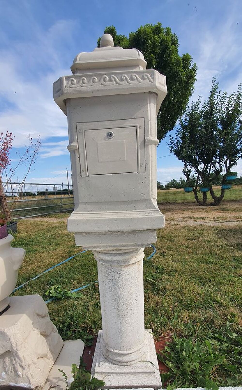 BOITE AUX LETTRES AVEC COLONNE EN PIERRE Jardin
