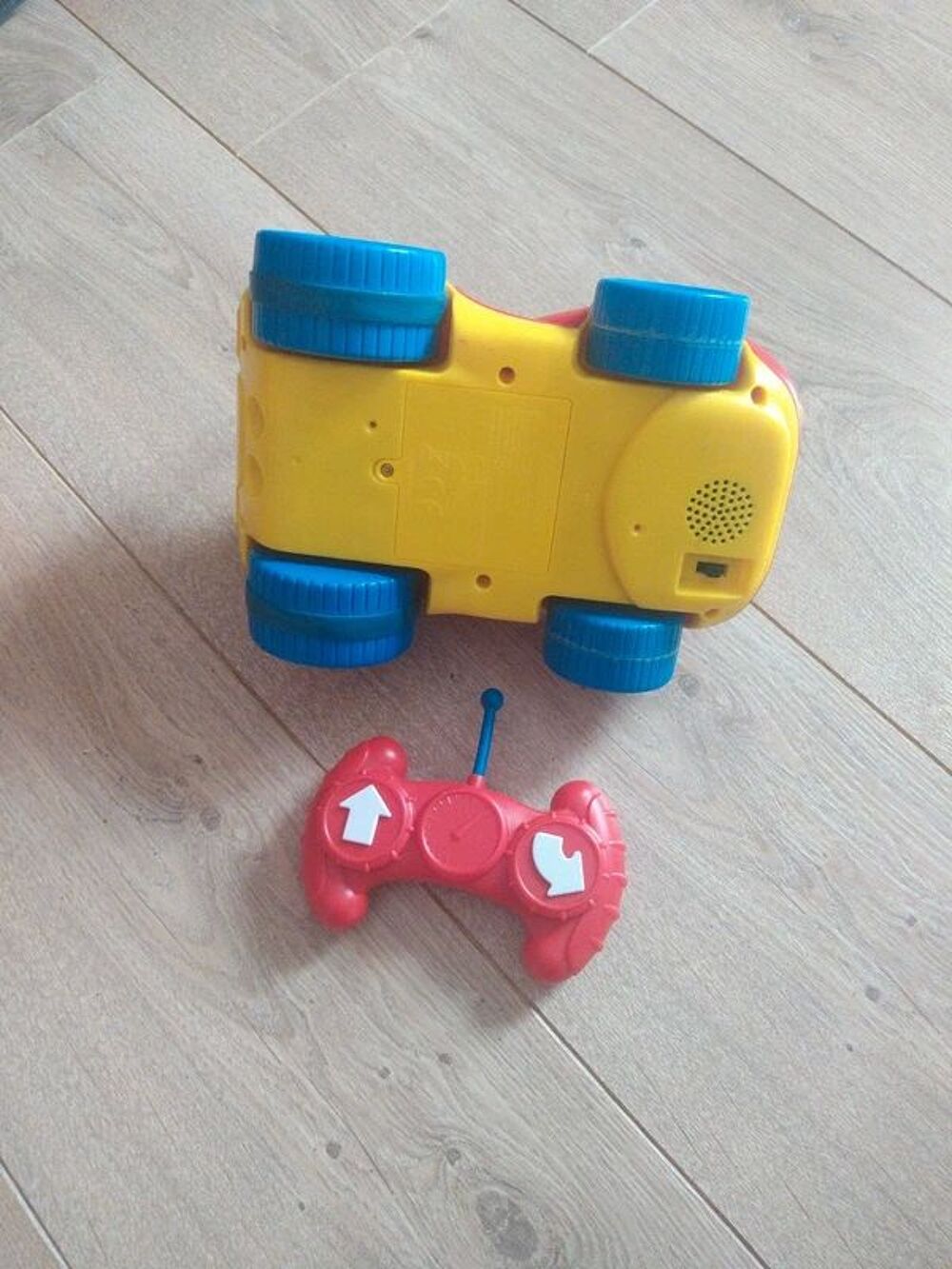 voiture t&eacute;l&eacute;command&eacute; "cars" Jeux / jouets