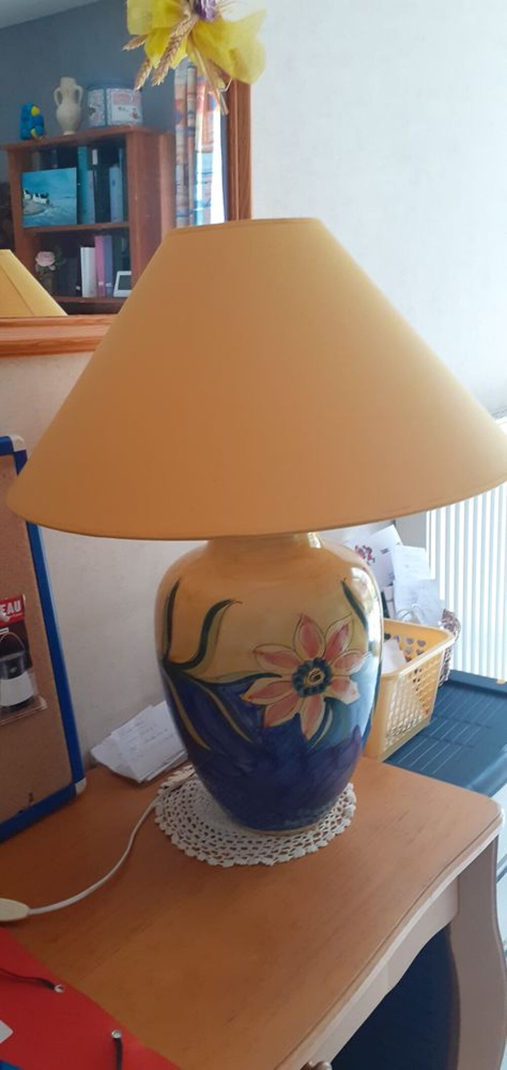 grosse lampe &agrave; poser jaune Décoration