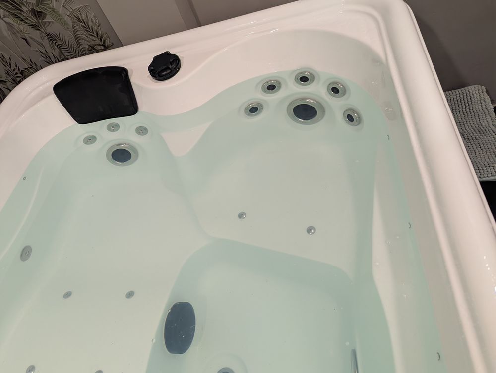 Spa jacuzzi 3 places Meubles