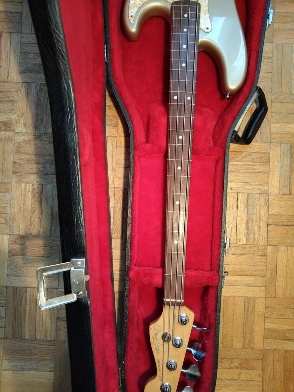 1997 Fender American Precision Bass Fretless Deluxe 
silver. Instruments de musique