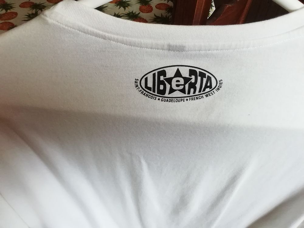 Magnifique tee-shirt Guadeloupe taille L 100 %coton Vêtements
