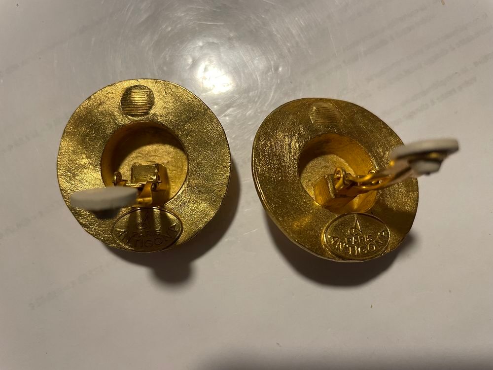 BO Clip dor&eacute;e ronde relief ANTIGONA Bijoux et montres