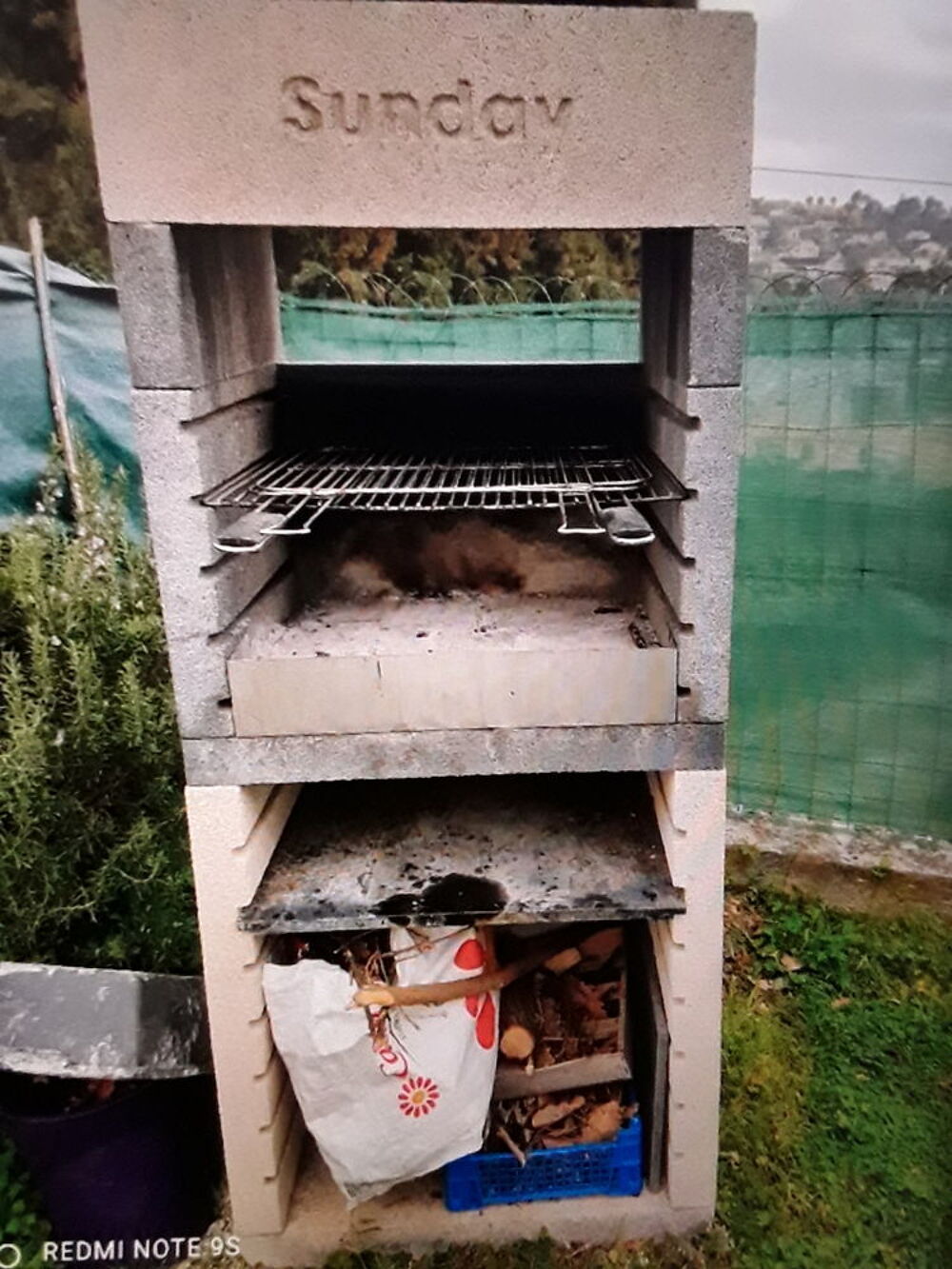 Barbecue pr&eacute;fabriqu&eacute; &agrave; bois Jardin