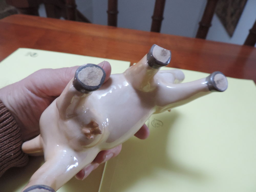 "VACHE BRETONNE" - EN PORCELAINE - ANNEE 1947/1948. D�coration