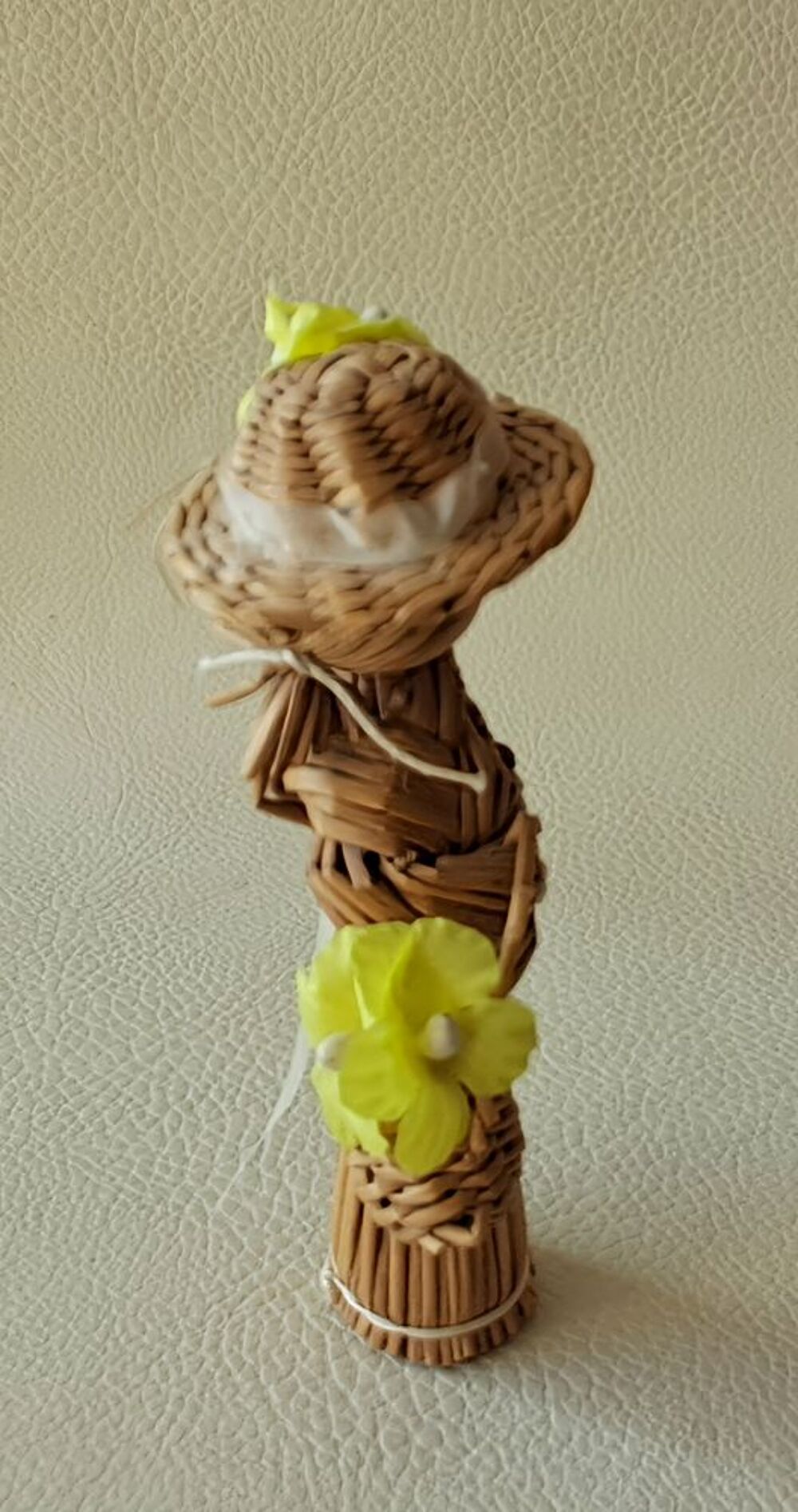 petite poup&eacute;e en paille tress&eacute;e panier et chapeau fleuri Décoration