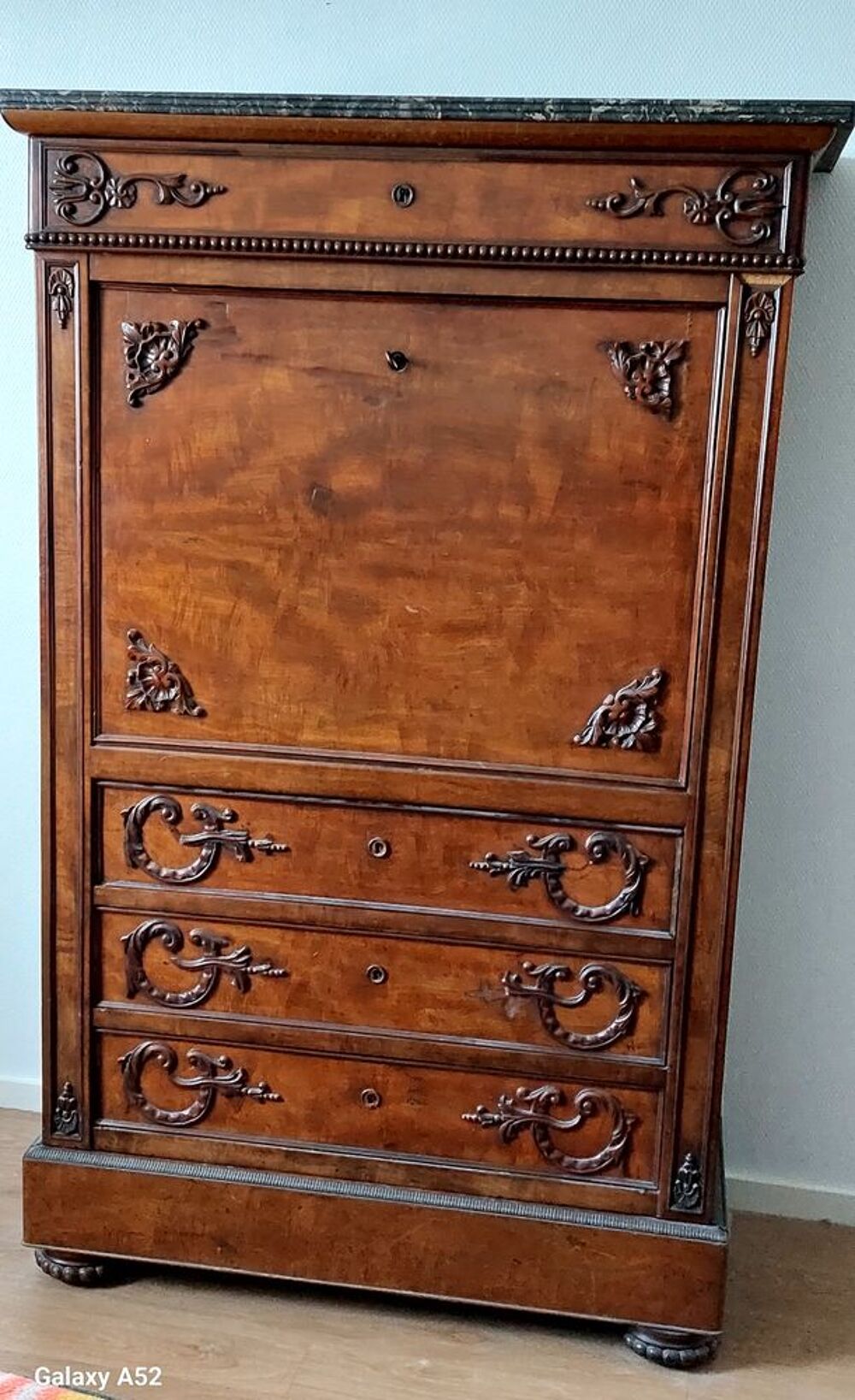 Plusieurs meubles anciens cause dc Meubles