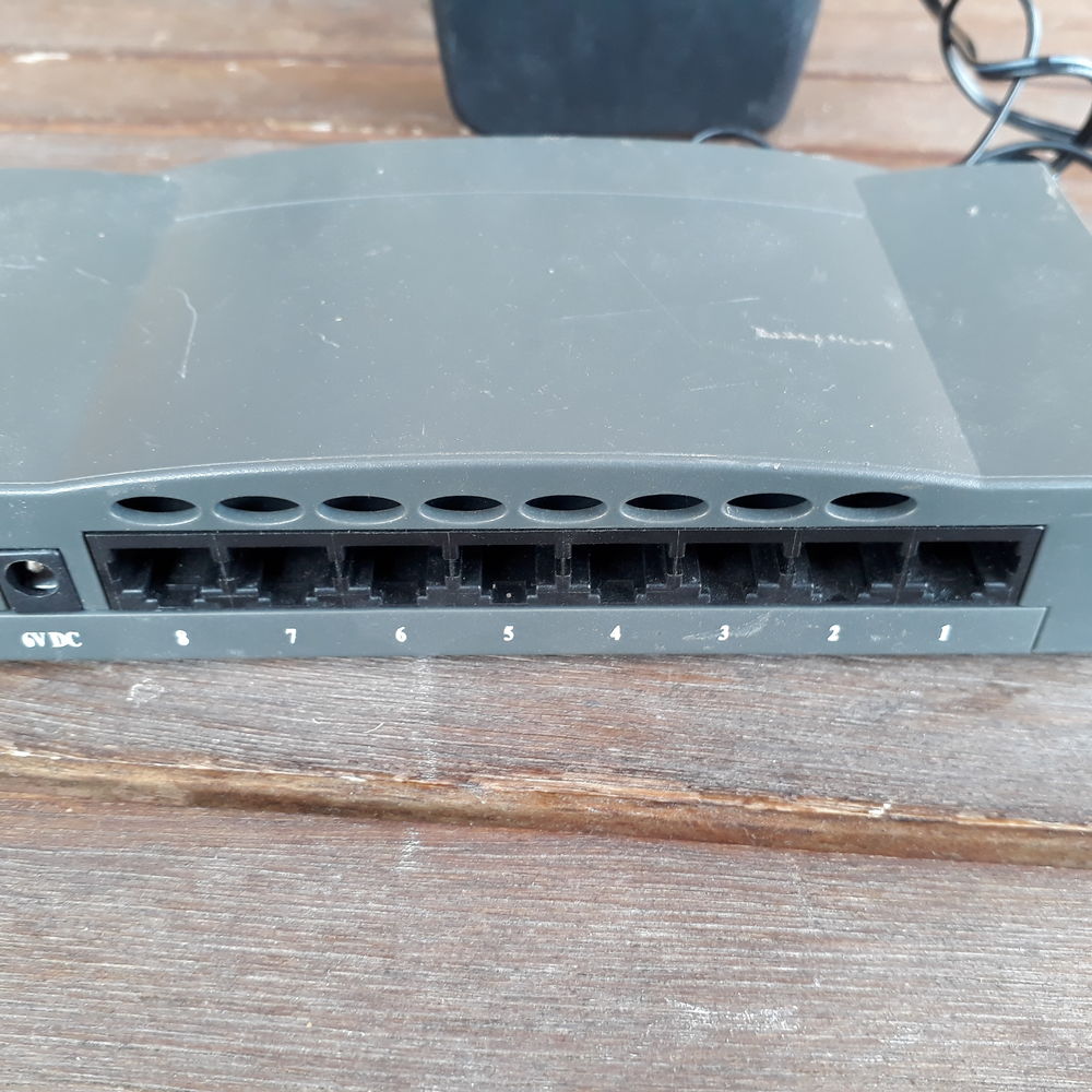 Switch SMC 100MB 8 ports Matériel informatique