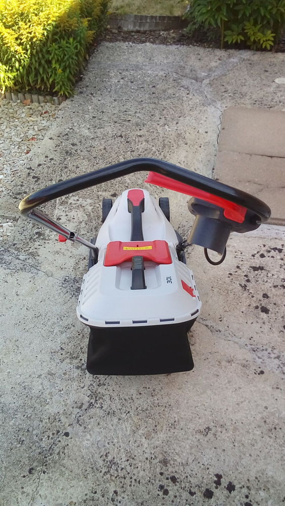 tondeuse &eacute;lectrique sterwins 1400w ; 33 cm ;en tr&egrave;s bon &eacute;tat Bricolage