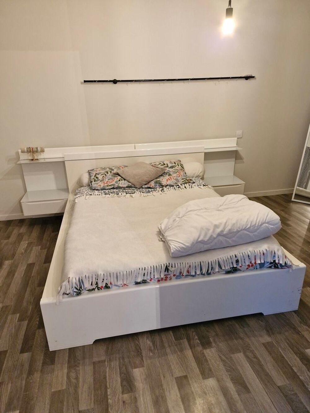 Lit avec tablettes Meubles