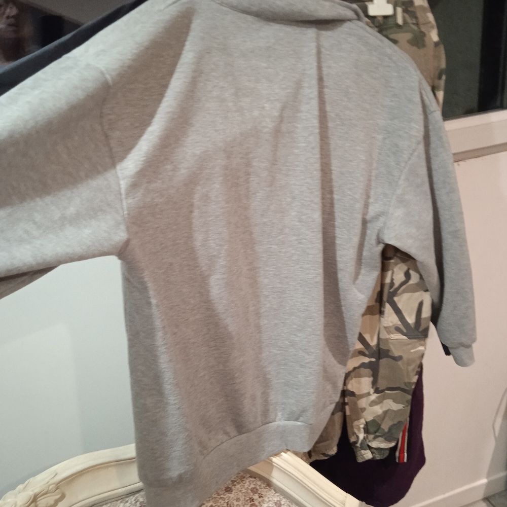 Sweat &agrave; capuche gris marque Pull &amp; Bear taille M Vêtements