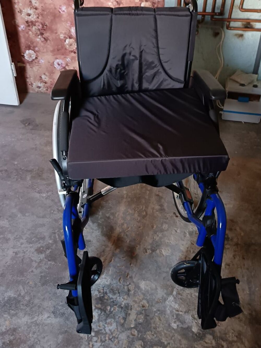 Fauteuil roulant plus chaise perc&eacute;e Meubles
