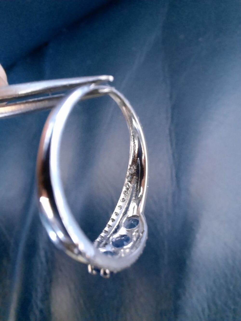 BAGUE OR BLANC 9 CARAT (375/000) SAPHIRS NEUVE. Bijoux et montres