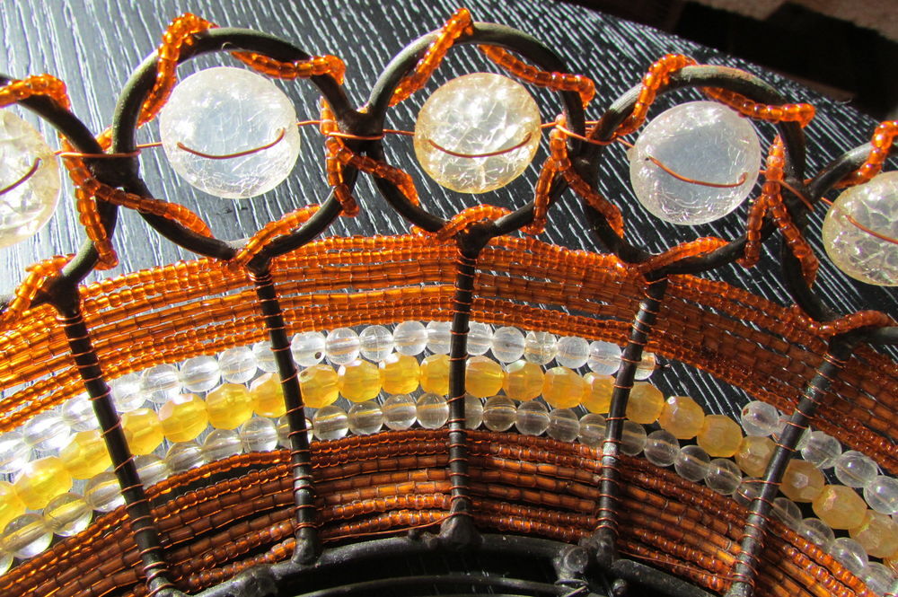 Belle corbeille ancienne, m&eacute;tal et perles Décoration