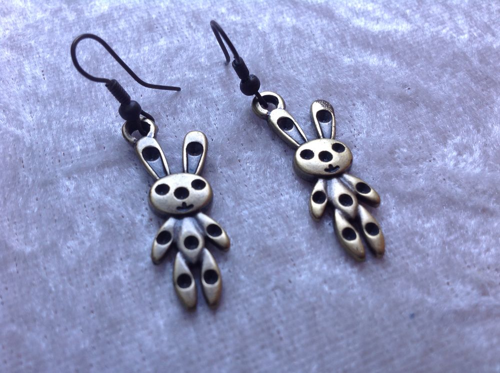 BOUCLES OREILLES LAPINS Envoi Possible
Bijoux et montres