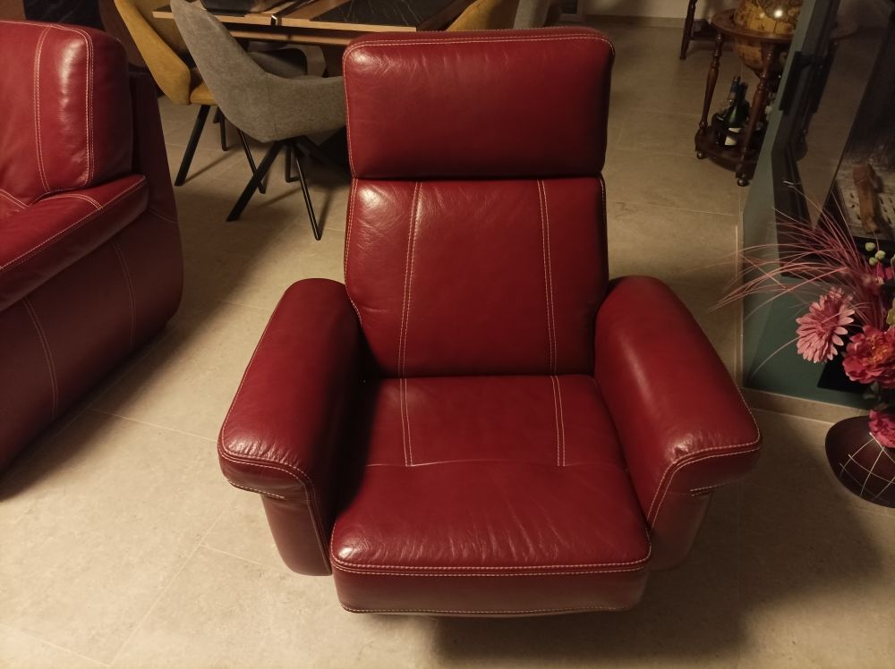 Canap&eacute; cuir bordeaux et deux fauteuils. Meubles