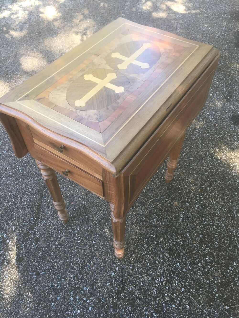 Table de nuit &agrave; volet / d'appoint / croix / marqueterie
Meubles