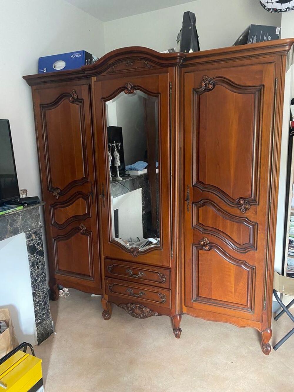 des meubles anciens en ch&ecirc;ne et une grande armoire. Meubles