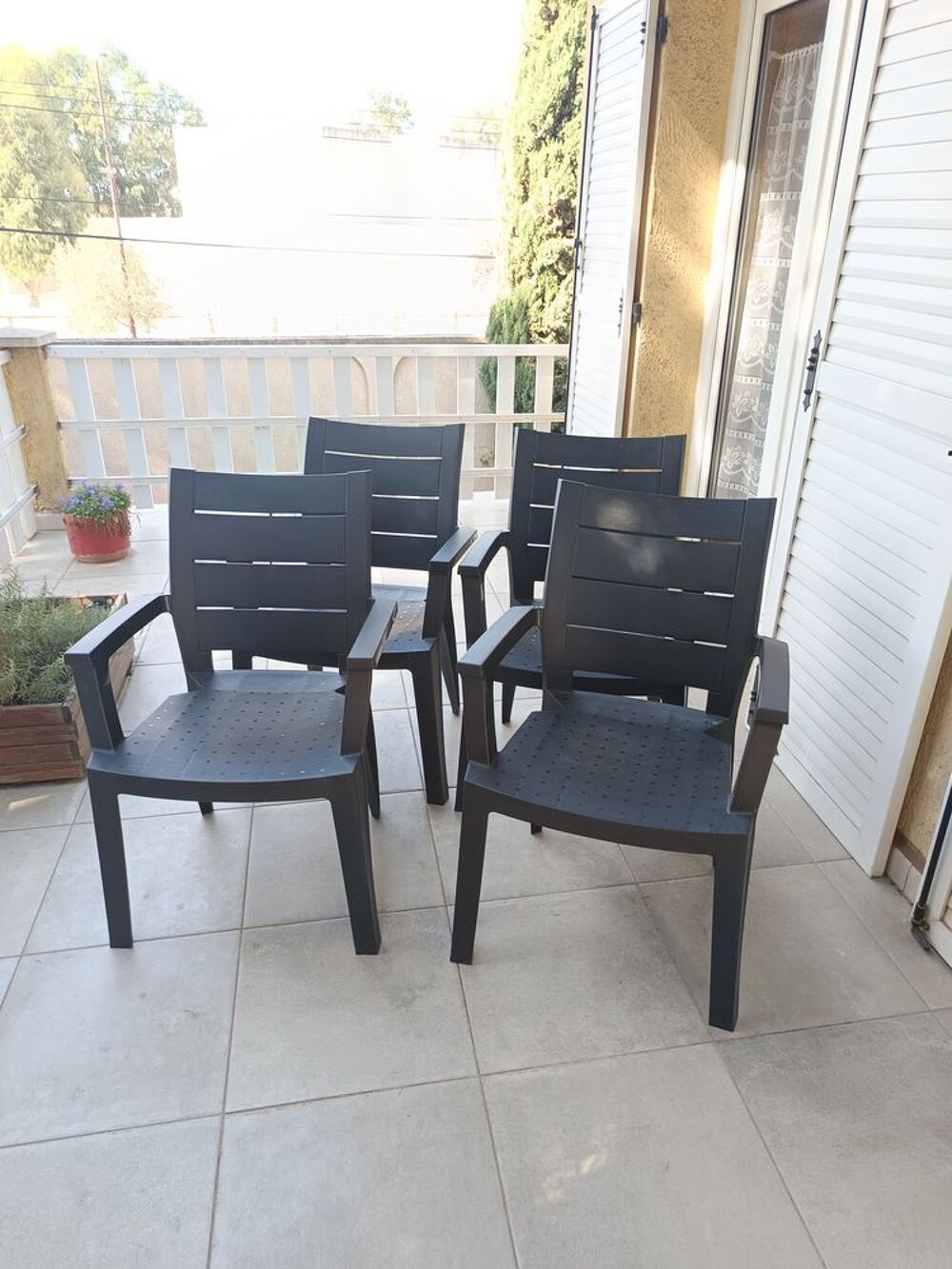 4 chaises de jardin en r&eacute;sine Meubles