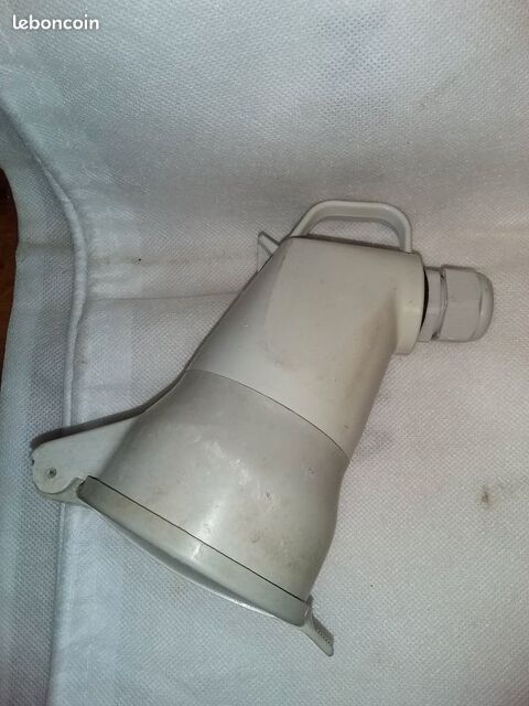 055865 - Fiche femelle Legrand 3P+T 32A 380V - Coud�e
20 Serres-Castet (64)