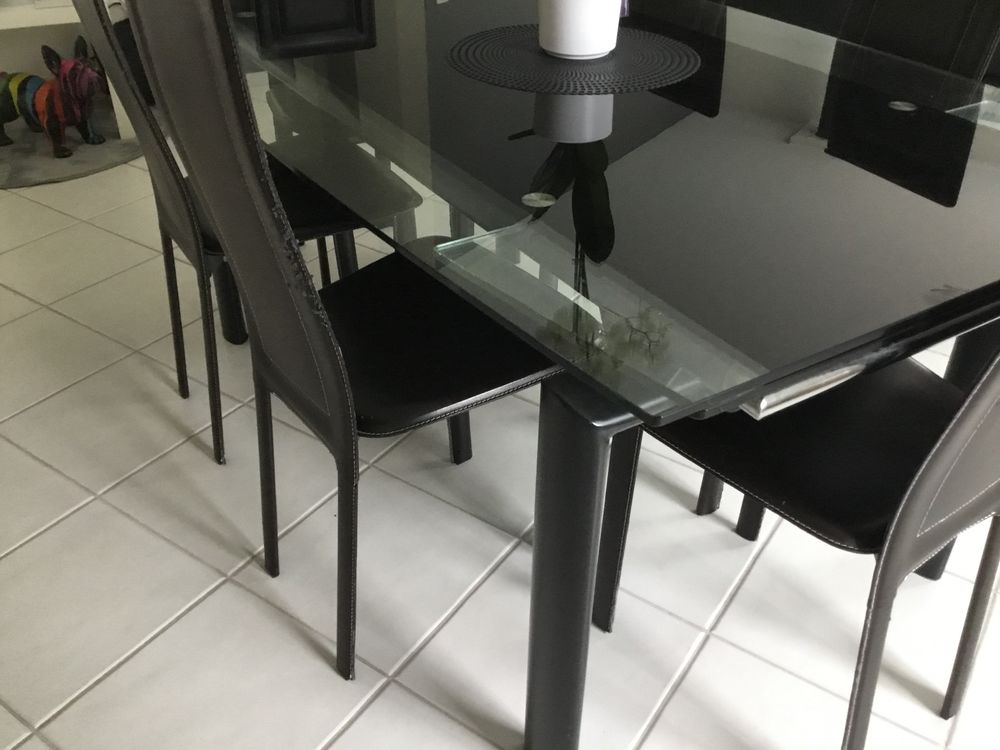 Jolie table en verre tremp&eacute;e transparente et noire 
Meubles