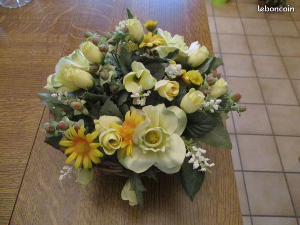 Panier en osier et fleurs artificielles tr&egrave;s bon &eacute;tat Décoration