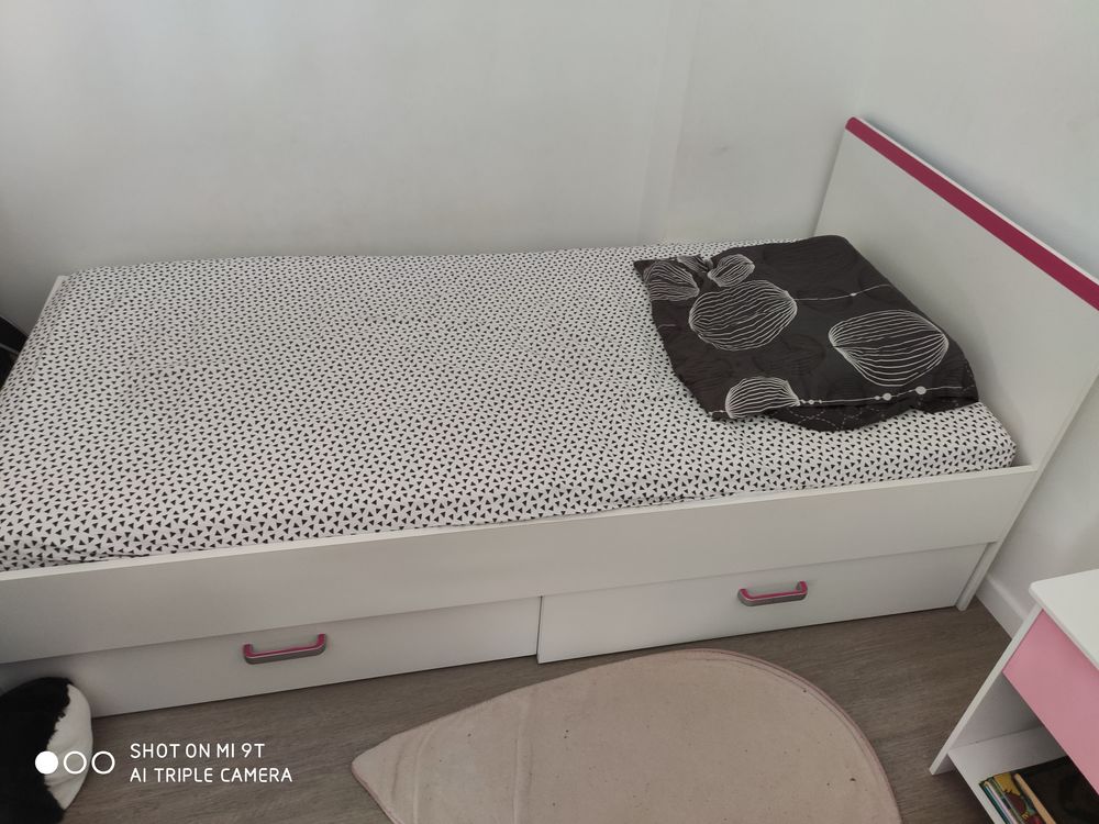 Lit, chevet et bureau enfant Meubles