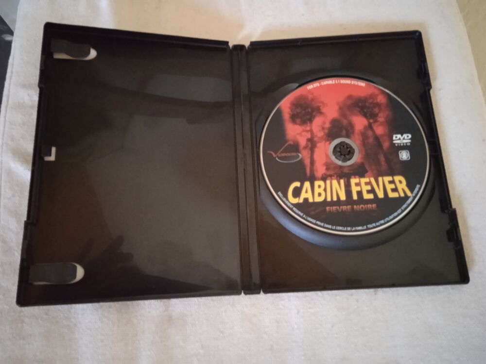DVD Cabin fever
2005
Excellent &eacute;tat
En Fran&ccedil;ais
Multi lan DVD et blu-ray
