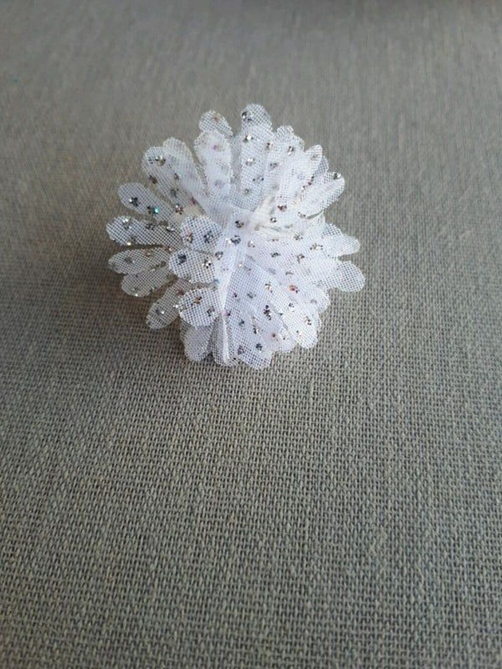 Bague fleur blanc et argent&eacute; Bijoux et montres