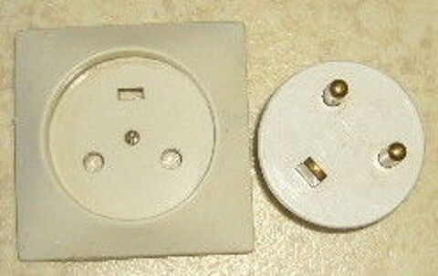 Socle 2P+T 20A et prise de terre LEGRAND, blanc 12 Versailles (78)