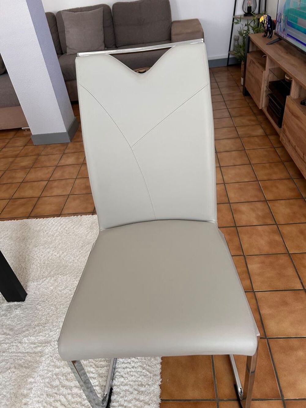 Table &agrave; manger avec 6 chaises grises Meubles
