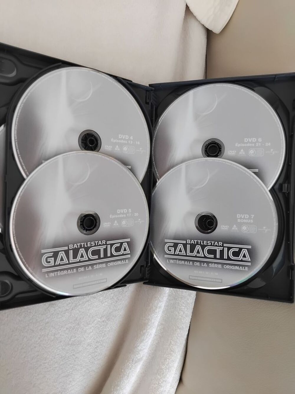 GALACTICA Int&eacute;grale en DVD de la s&eacute;rie. DVD et blu-ray