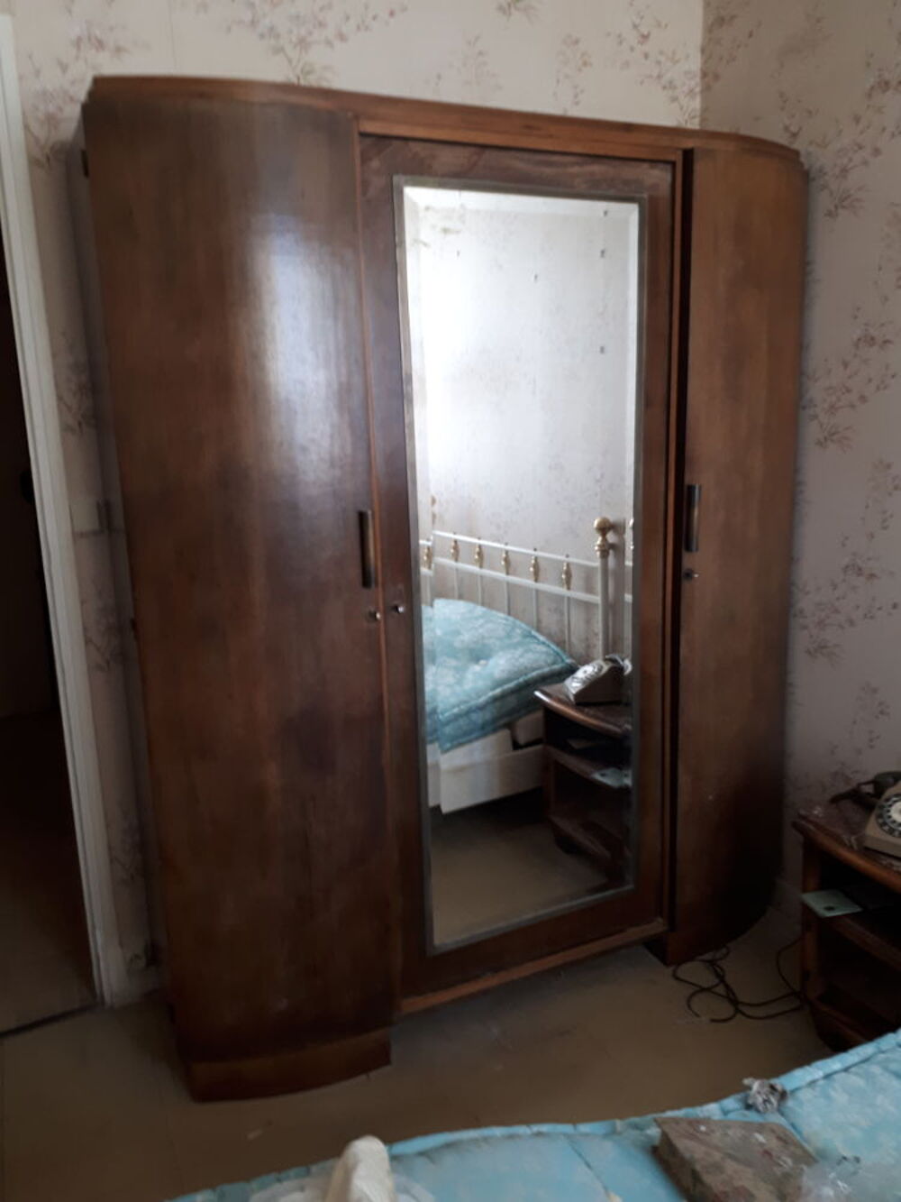 Armoire &agrave; glace biseaut&eacute;e art d&eacute;co avec portes cintr&eacute;es Meubles