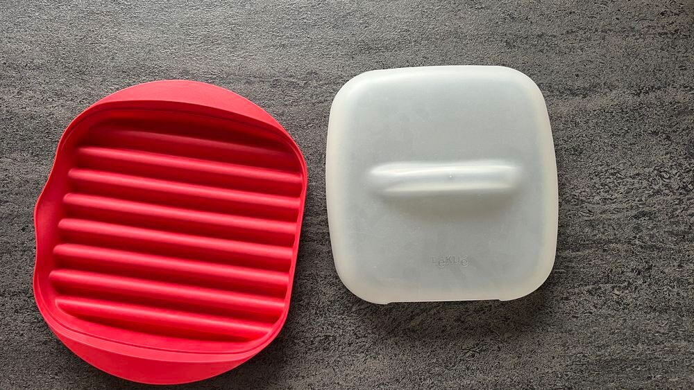 CUISEUR BACON MICRO-ONDES marque LEKUE en silicone platine 
Electroménager