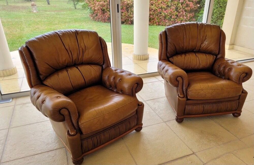 2 beaux fauteuils cuir type Chesterfield. Meubles